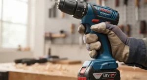 Détail de la poignée ergonomique et anti-dérapante d'une perceuse visseuse sans fil