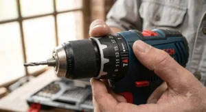 Gros plan sur la bague de réglage du couple de serrage d'une perceuse visseuse professionnelle 