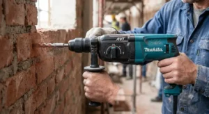 Trapano a percussione Makita professionale in uso per forare una parete in muratura